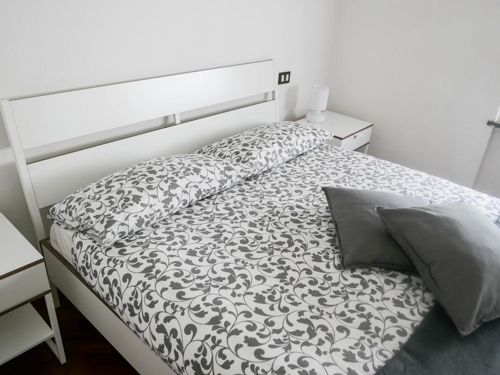 Guesthouse Flora โลดิ ภายนอก รูปภาพ